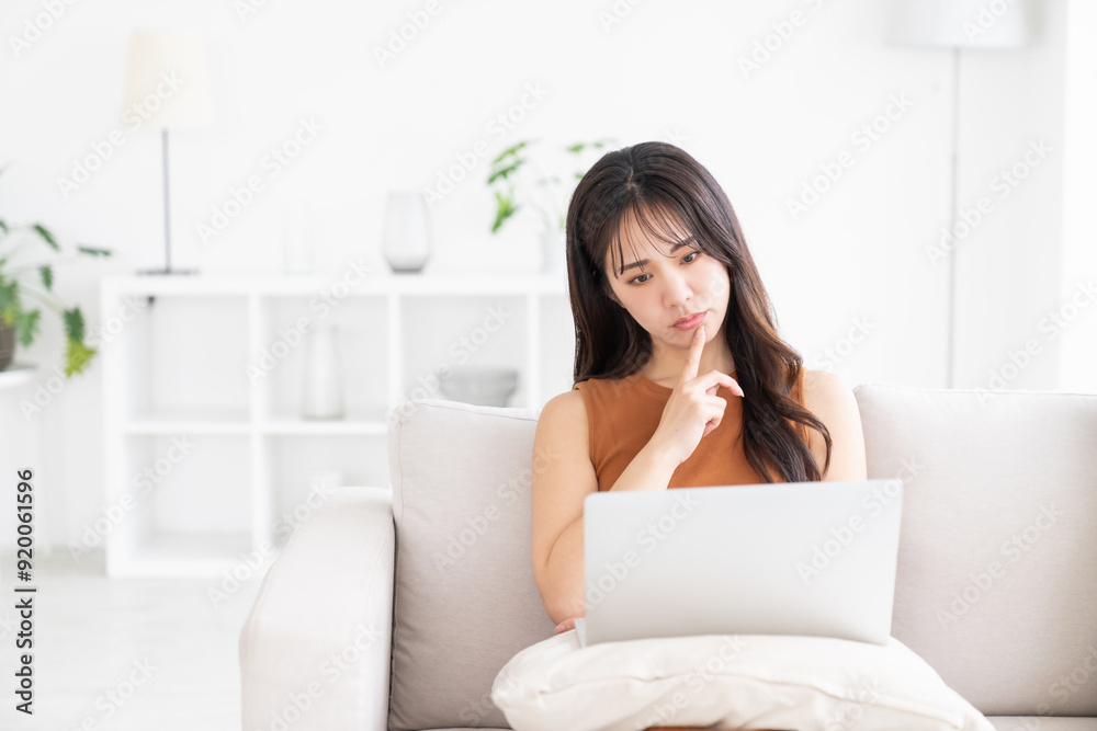 若い女性 ラップトップコンピューター トラブル 若い女性 ラップトップコンピューター トラブル
