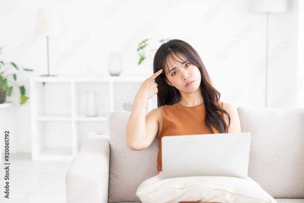 若い女性 ラップトップコンピューター トラブル 若い女性 ラップトップコンピューター トラブル