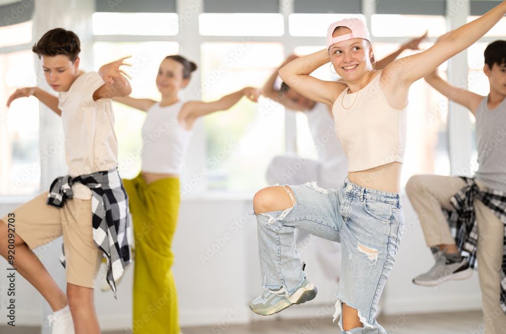 Φωτογραφία Teenage girl and boys having dance training in studio, performing hip hop elemen