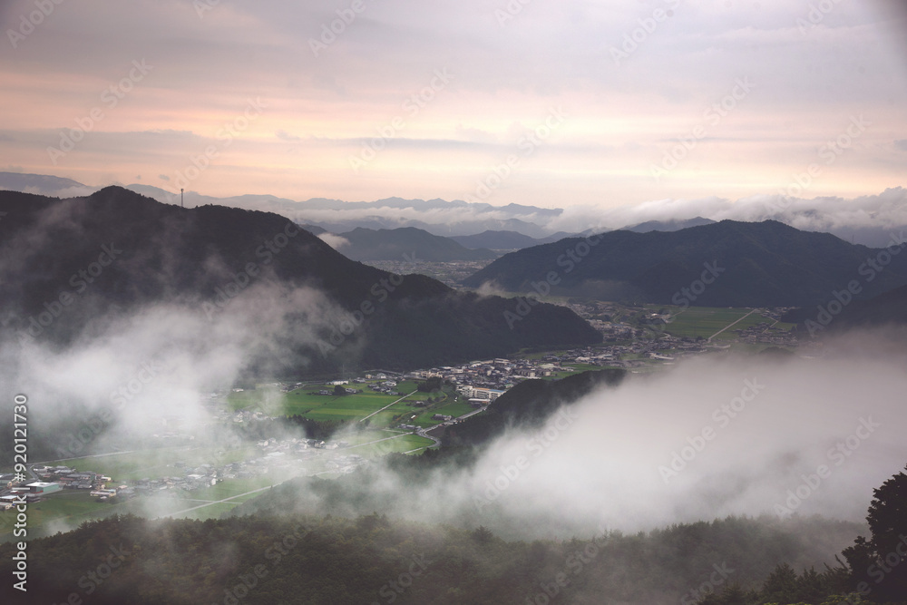 兵庫県・雨上がりの朝景色、カスミたつ多可町にて 兵庫県・雨上がりの朝景色、カスミたつ多可町にて