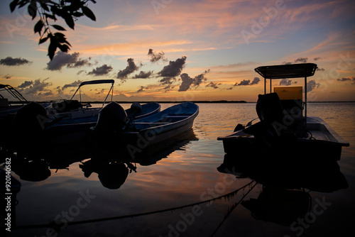 Hermoso atardecer en la Laguna Nichupté, Cancún, México.