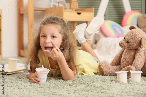 Cute little girl lying on f...