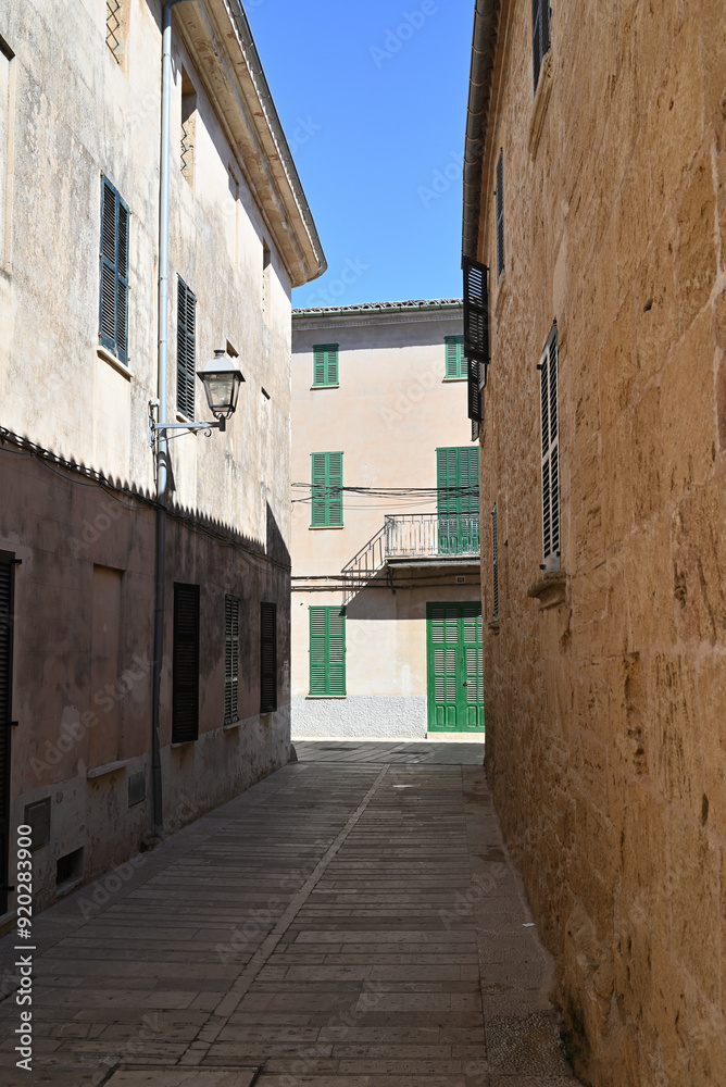 Fototapeta premium eine strasse in der altstadt von alcudia auf mallorca, spanien