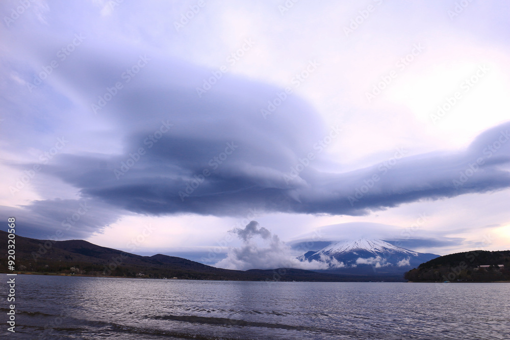 山中湖村 富士山と笠雲 つるし雲 山中湖村 富士山と笠雲 つるし雲