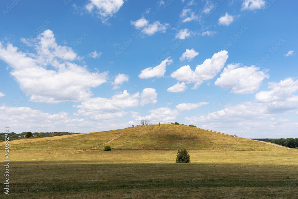 Obraz premium View of Druzhby Mountain on a sunny summer day located in Kudykina Gora Park, Lipetsk Region, Russia