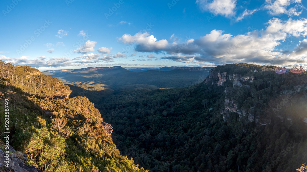 Obraz premium Scenic lookout at Govetts Leap, offering breathtaking views of Grose Valley covered in Eucalyptus Forest in the Blue Mountains, NSW, Australia