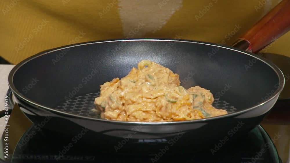 기름을 두른 뜨거운 프라이팬에 올라가는 김치전 반죽 기름을 두른 뜨거운 프라이팬에 올라가는 김치전 반죽