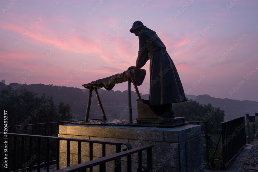 Pavia statue washerwoman hamlet village country