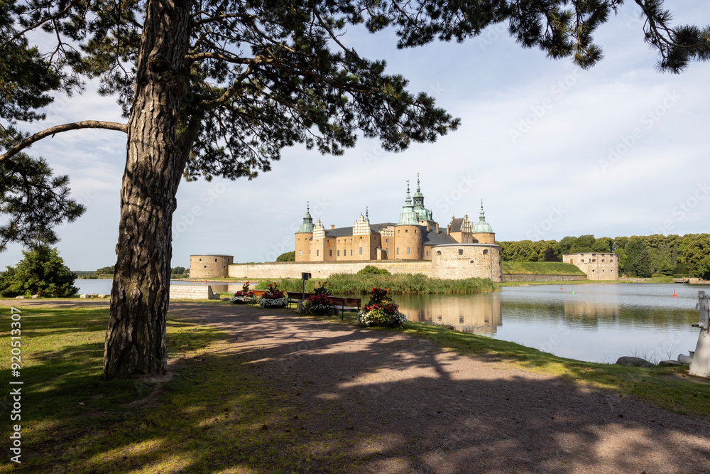 Obraz premium Kalmar Castle is located where Kalmar's harbor was located in the Middle Ages and has played a decisive role in Sweden's history ever since the construction of the castle began at the 12th century