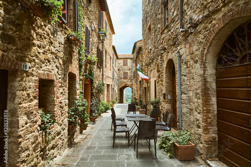 Tra le antiche vie di Castelnuovo dell'Abate, Montalcino.