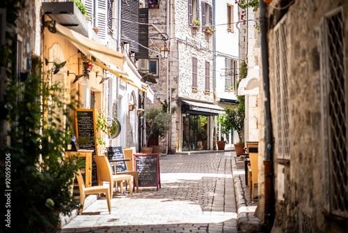 Fototapeta Naklejka Na Ścianę i Meble -  narrow street in the old town of dubrovnik