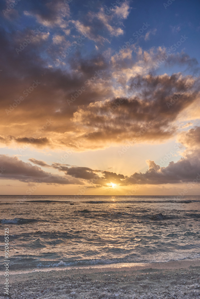Obraz premium Beautiful sunset over the ocean