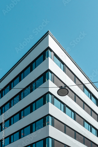 Canvas Print Modern office building with sky