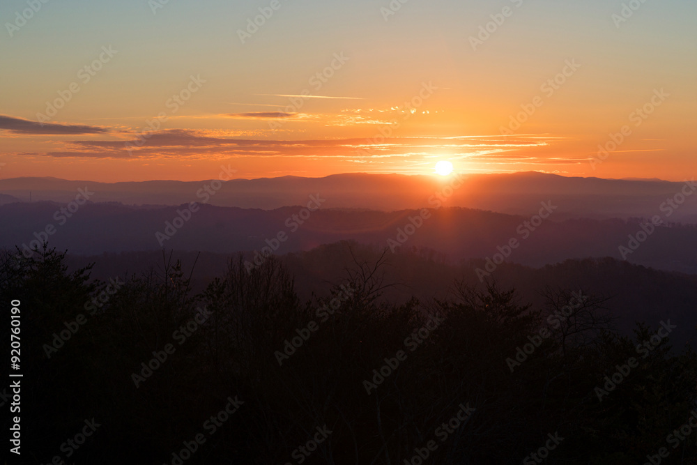 Fototapeta premium Vibrant Sunrise over a Mountain Ridge