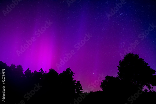 Plamy, wiatr słoneczny i czarne obszary naszej największej gwiazdy powodujące zaburzenia w magnetosferze. W efekcie powstaje zorza polarna widoczna na półkuli północnej Ziemi.