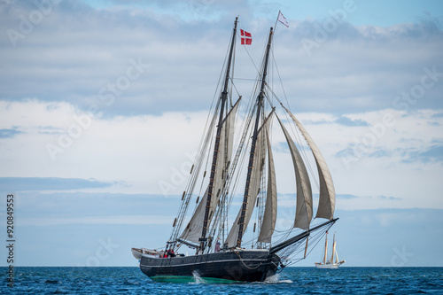 altes Segelschiff mit vollen Segeln auf der Kreuz photo
