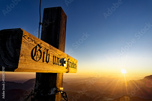 Sonnenaufgang mit besonderem Friedens Gipfelkreuz am Hochkalter Gipfel in Berchtesgadem