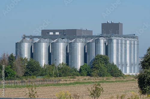 Obraz na płótnie zakład przetwórczy z dużymi zbiornikami typu silos na tle otaczających łąk i zieleni w salonie