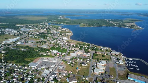 Vue panoramique a haute altitude de la ville de Shippagan & de Pointe-Brûlée au Nouveau-Brunswick, avec un drone. L'aménagement urbain, la forêt, tourbières & les baies d'eau salée bordant la ville. photo