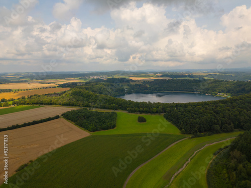 Drohnenaufnahme Pulvermaar in der Eifel