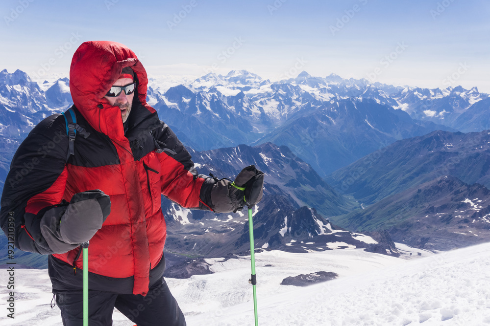 Ταπετσαρία male mountaineer on the snowy slope of Mount Elbrus on the way to the top