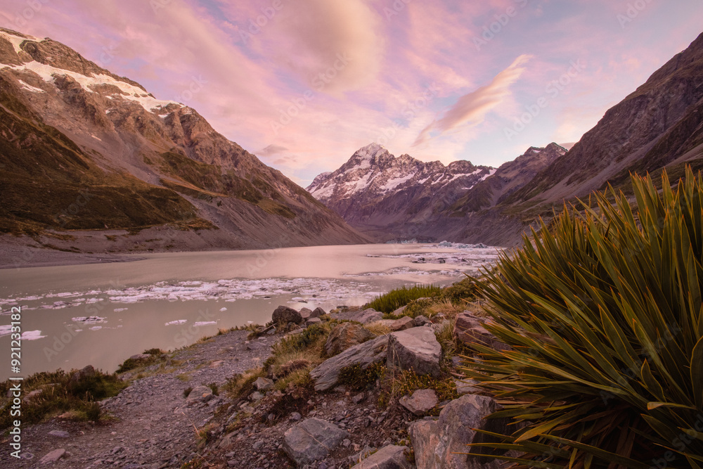 Obraz premium Aoraki Mt. Cook at Sunrise with Hooker Lake in foreground