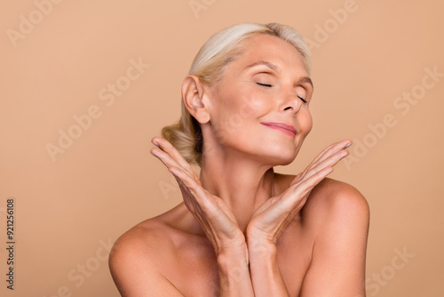 Obraz na plátně Photo portrait of attractive older woman wellness spa procedures advertising ski