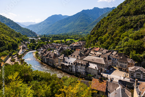 Tableau sur toile Village de Saint-Béat, traversé par la Garonne, depuis le Château de Saint-Béat