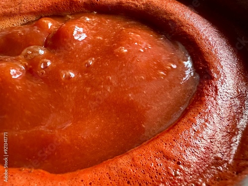 Foto preparing tomato juice, boiling red tomato juice