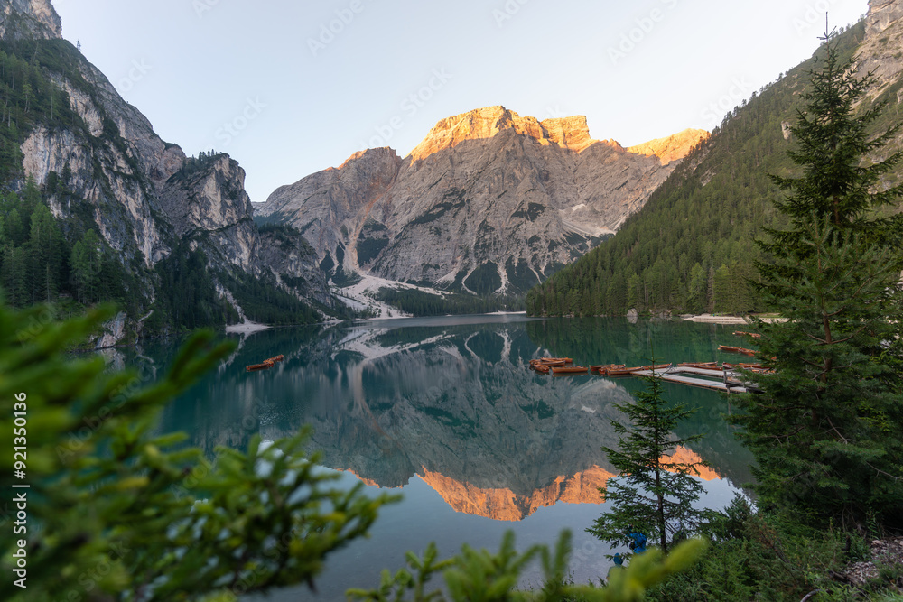 Obraz premium Lago di Braies in Dolomites
