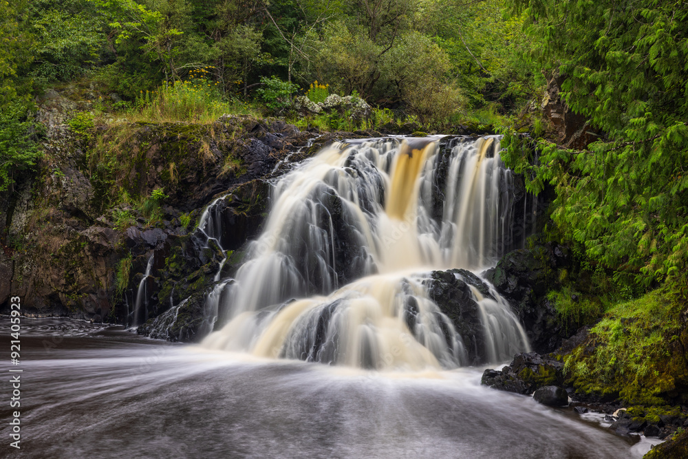 Obraz premium Interstate Falls - A scenic waterfall landscape on the border of Wisconsin and Michigan.