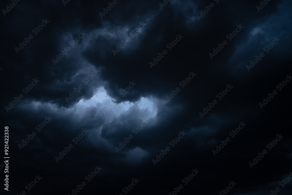 Obraz premium dark thundercloud (cumulonimbus) seen from below
