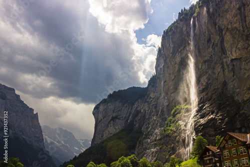 Uma bela queda d'água em Lauterbrunnen, Suíça, brilhando por causa dos raios do Sol. photo