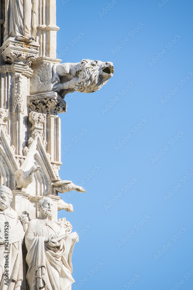 Naklejka premium Duomo di Siena facade against blue sky