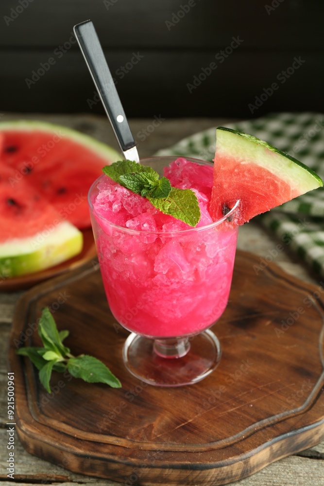 Φωτογραφία Tasty watermelon sorbet in glass dessert bowl, fresh fruit and mint on wooden ta