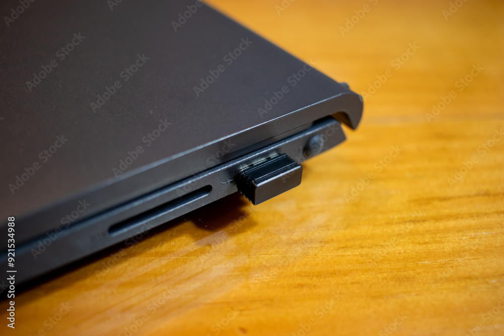 Pendrive conectado em um notebook. Pendrive conectado em um notebook.