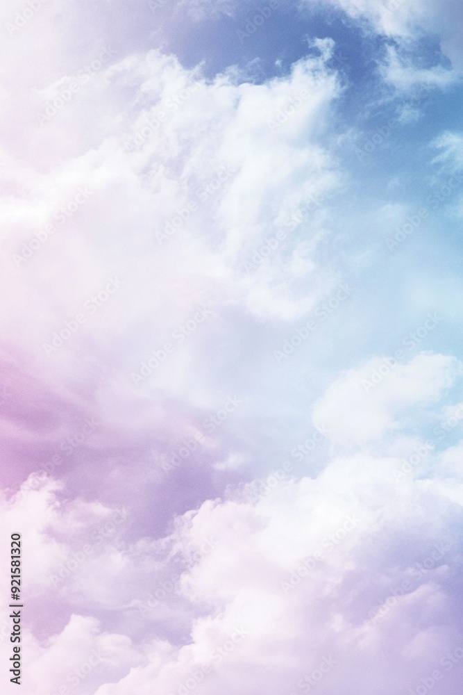 柔らかい雲とパステル調の水彩背景とコピースペース