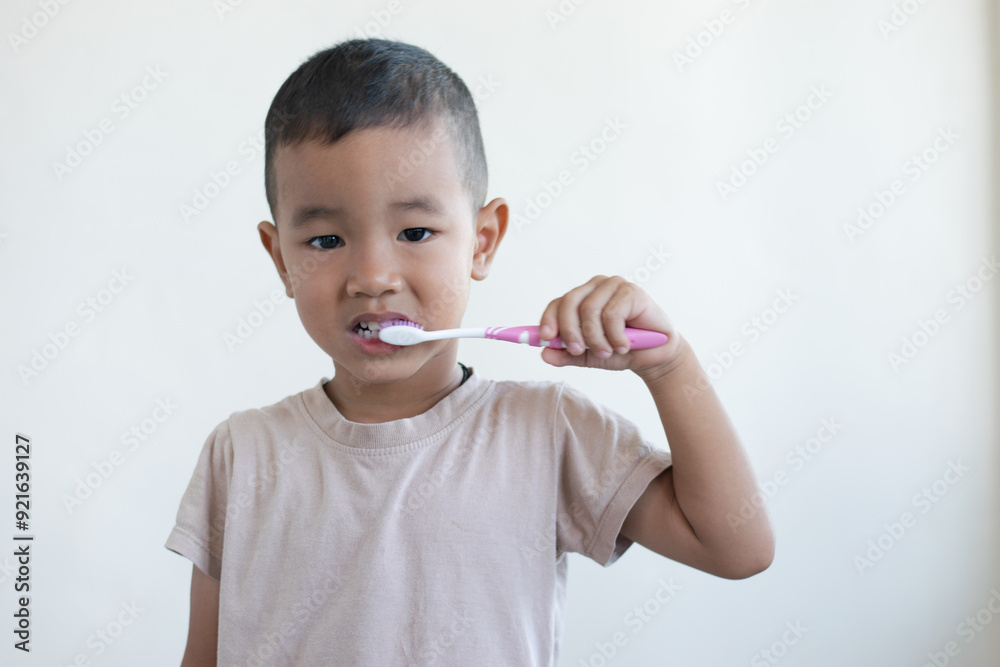 Children brush their teeth in the morning before eating. Children brush their teeth in the morning before eating.