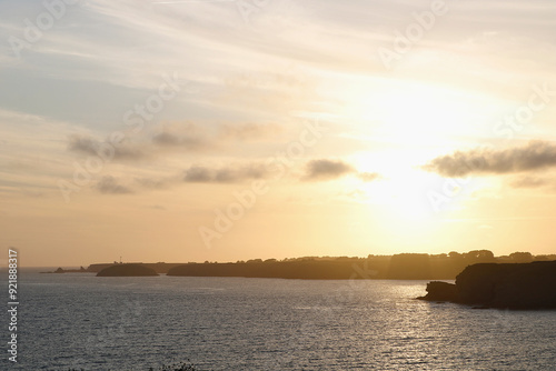 Coucher de soleil sur les rive de belle-ile en mer photo