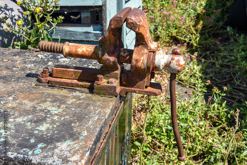 Obraz na płótnie Rusty Bench Vise on Weathered Surface w salonie