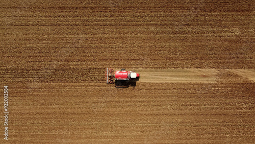 Foto trattore arare campi
