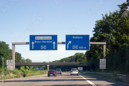 Autobahntafel auf A555, in Richtung Bonn-Zentrum