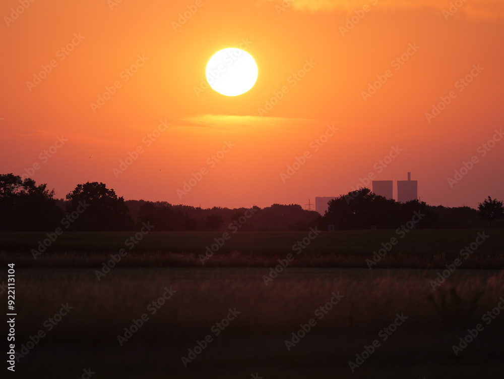 Sonnenuntergang bewölkt mit Atomkraftwerken im Hintergrund Sonnenuntergang bewölkt mit Atomkraftwerken im Hintergrund