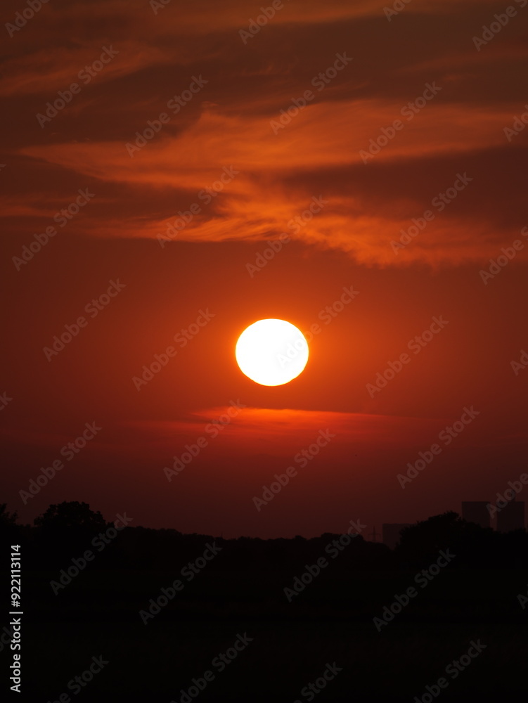 Obraz premium Sonnenuntergang bewölkt mit Atomkraftwerken im Hintergrund