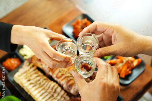 3명이 소주 잔으로 건배하는 모습