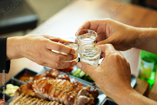 3명이 소주 잔으로 건배하는 모습