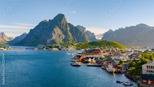 Obraz na płótnie Experience the stunningly breathtaking coastal view of Reine, in the Lofoten Isl
