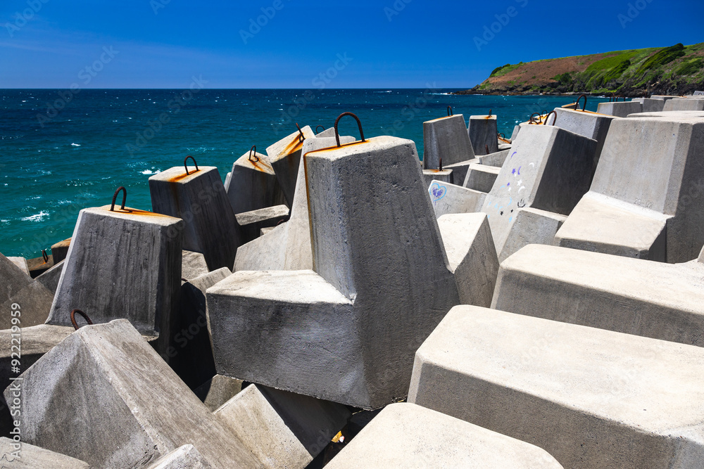Obraz premium stone blockades on wharf at coffs harbour in australia