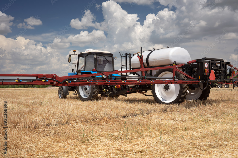 Obraz premium Agricultural equipment for spraying fertilizers and watering the fields.