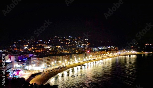 Ciudad en la costa en una noche de verano